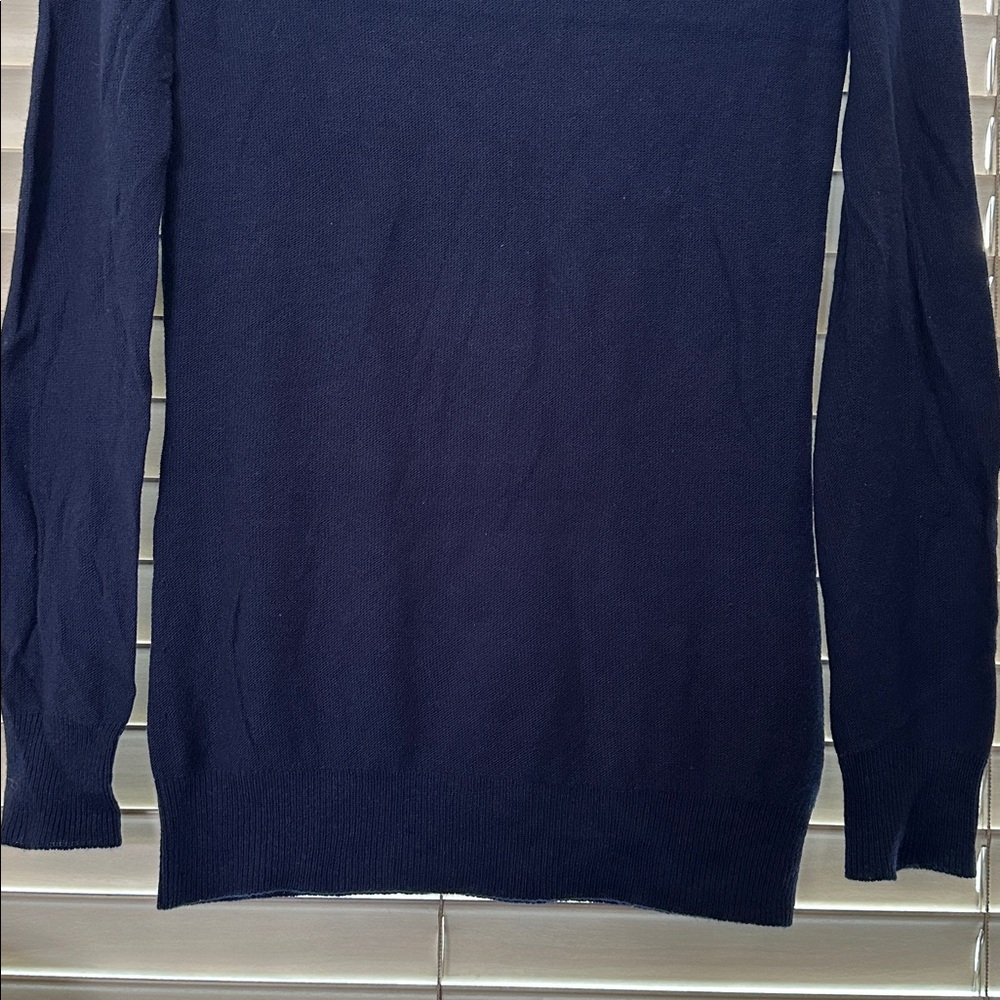 A Bundle of Three Turtleneck Top (Black) and Sweaters (Brown, Navy Blue) Size M - Picture 12 of 13
